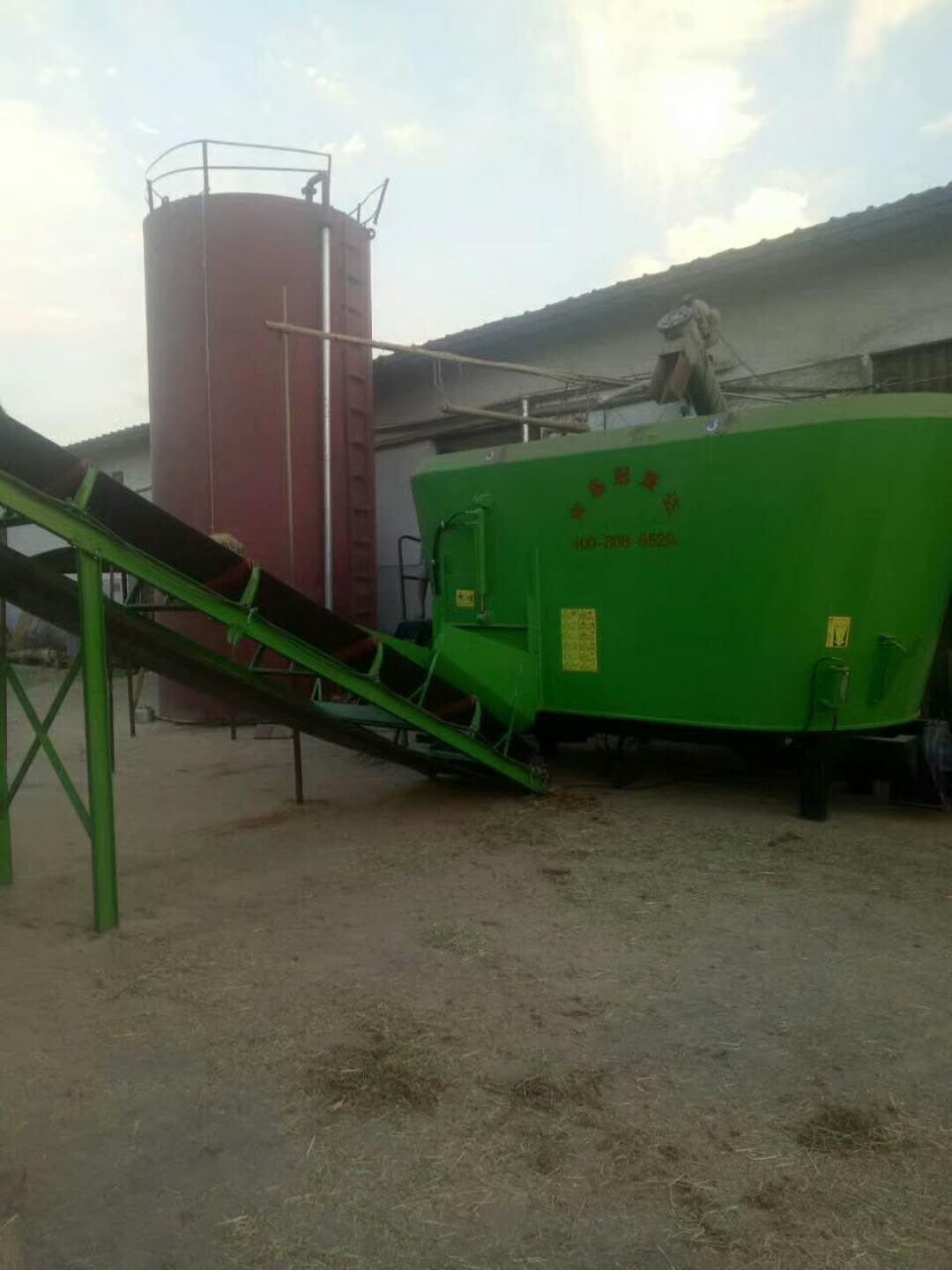 河南某公司購買固定式TMR攪拌機(jī) 河南某公司購買固定式TMR攪拌機(jī)