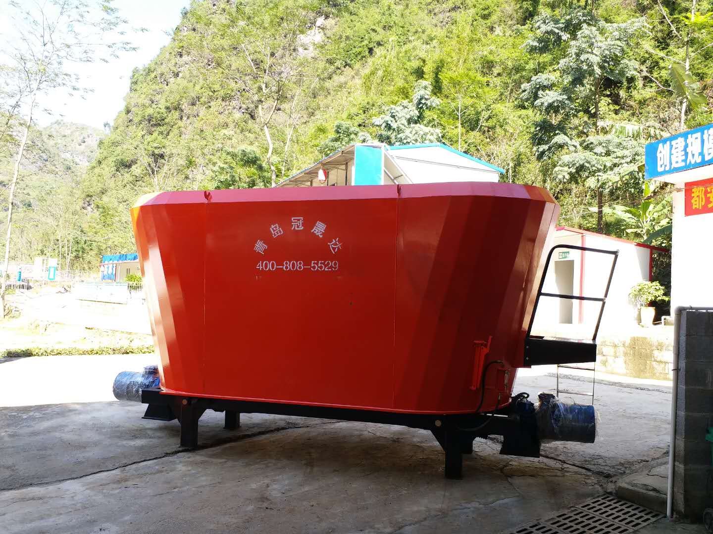 河南某公司購買固定式TMR攪拌機(jī) 河南某公司購買固定式TMR攪拌機(jī)