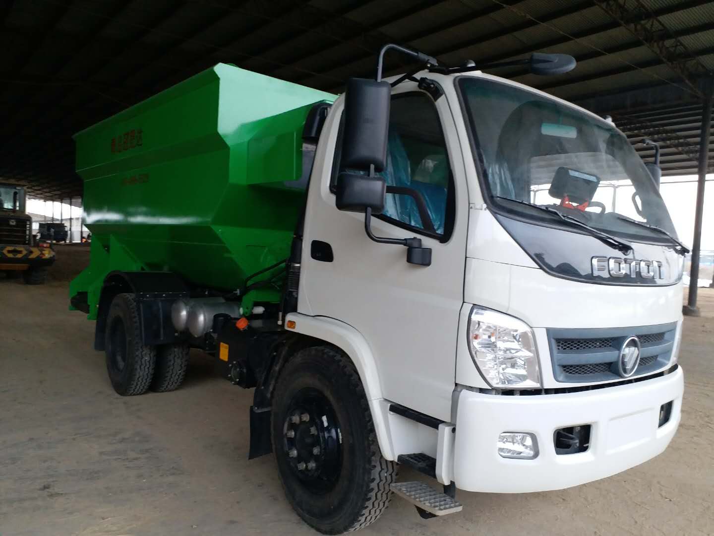 河南某公司購買雙側(cè)撒料機 河南某公司購買雙側(cè)撒料機