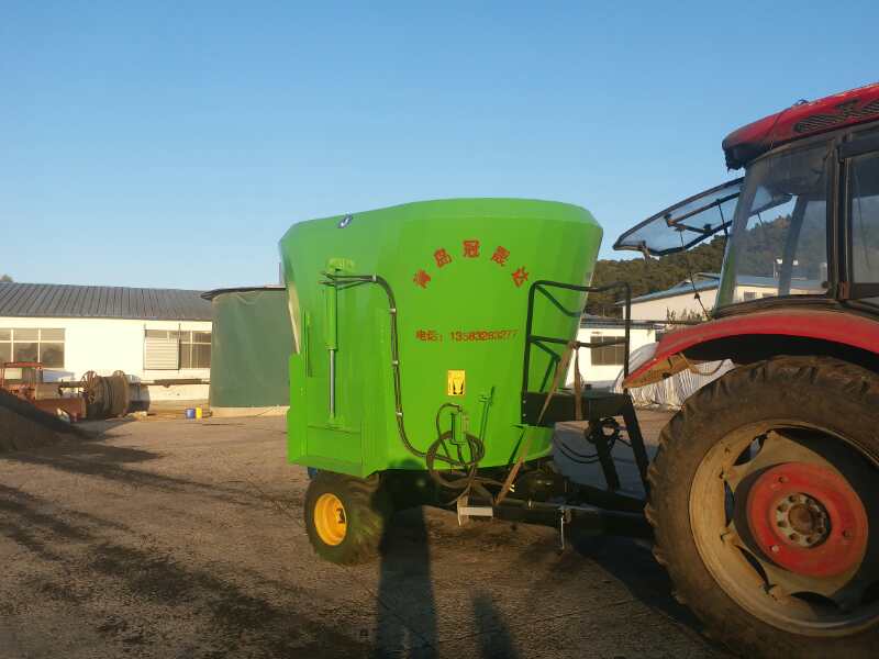 河南某公司購買牽引式TMR攪拌機(jī)  河南某公司購買牽引式TMR攪拌機(jī)