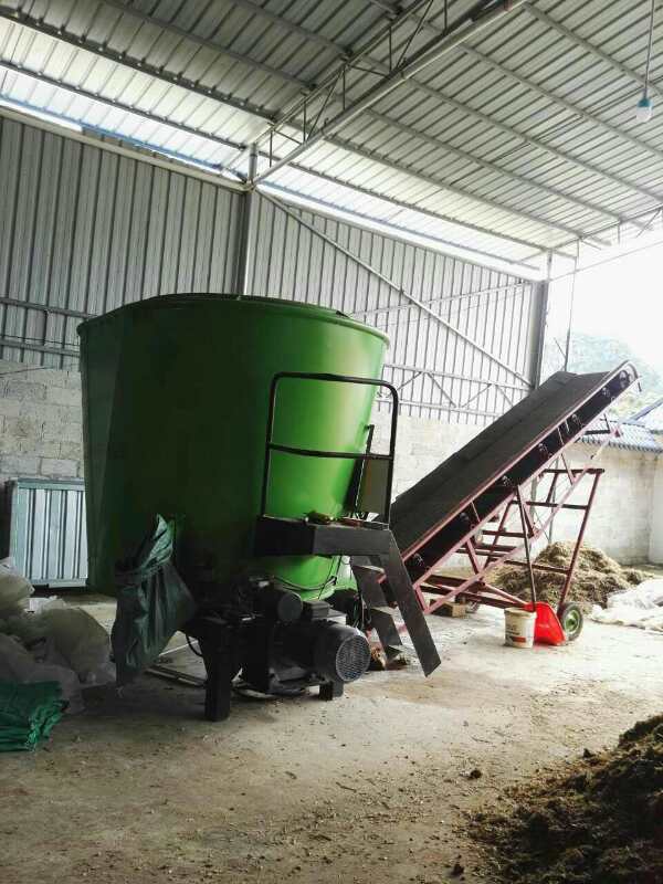 內(nèi)蒙古某公司購買牽引式TMR攪拌機 內(nèi)蒙古某公司購買牽引式TMR攪拌機